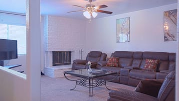 Smart TV, fireplace, Netflix, streaming services