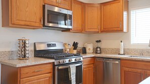 雪櫃、微波爐、焗爐、爐具