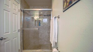Ensemble douche/baignoire, sèche-cheveux, serviettes fournies, savon