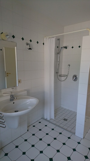 Apartment, 1 Schlafzimmer, barrierefrei, Gartenblick | Badezimmer | Dusche, Haartrockner, Handtücher, Toilettenpapier