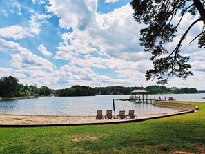 Beach nearby, sun-loungers, beach towels