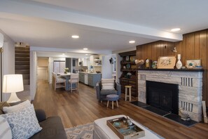 Smart TV, fireplace, table tennis, books - On Crystal Lake, Newly Remodeled, Best Views & Location, Walk to town (Beulah)