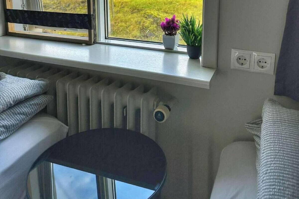 Tomannsrom, delt bad | Skrivebord, blendingsgardiner og barnesenger (inkludert)