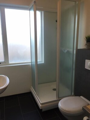 Shower, pengering rambut, handuk, dan sabun