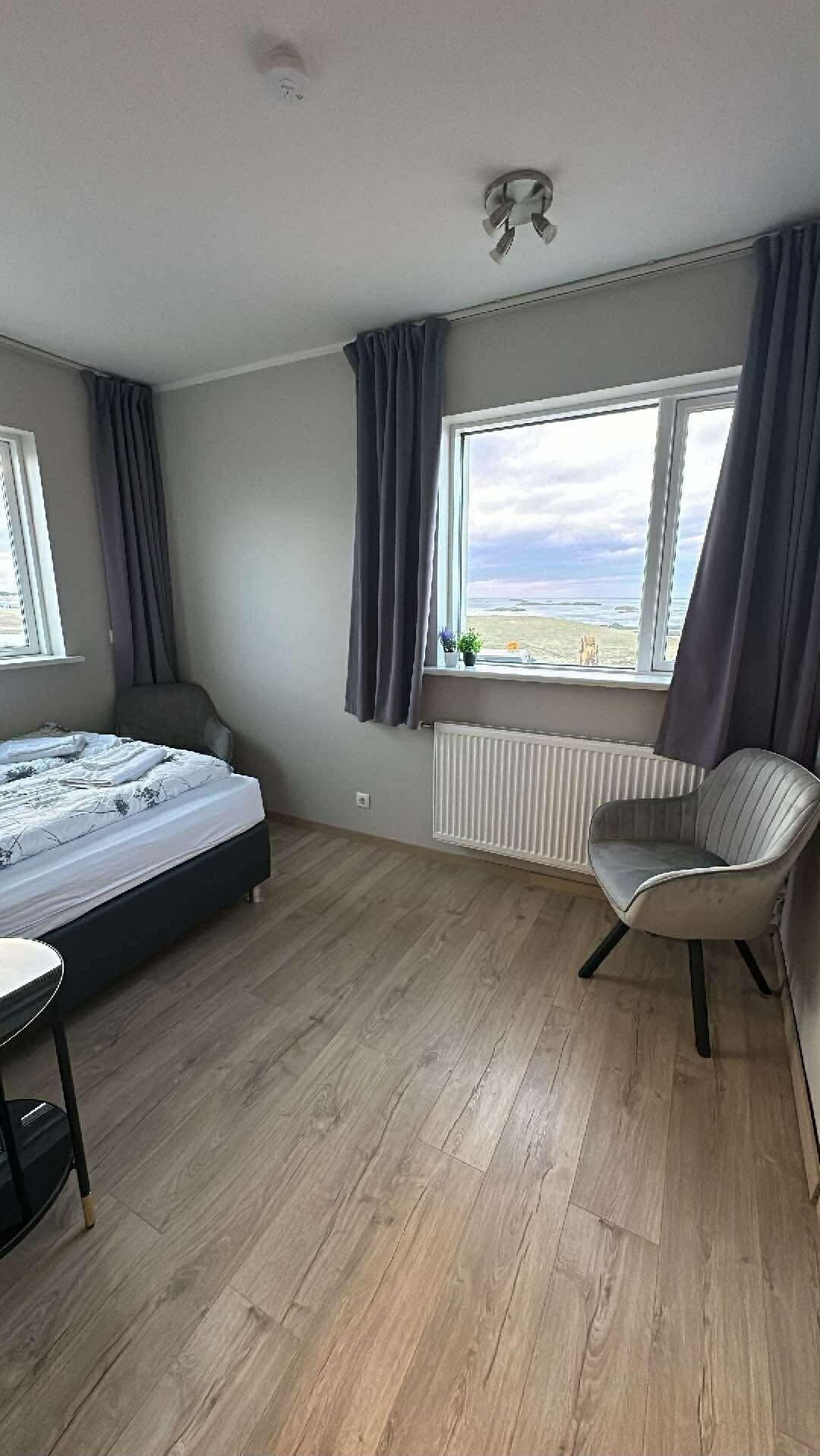 Kamar Double, kamar mandi umum | Meja kerja, tirai kedap cahaya, dan tempat tidur bayi gratis