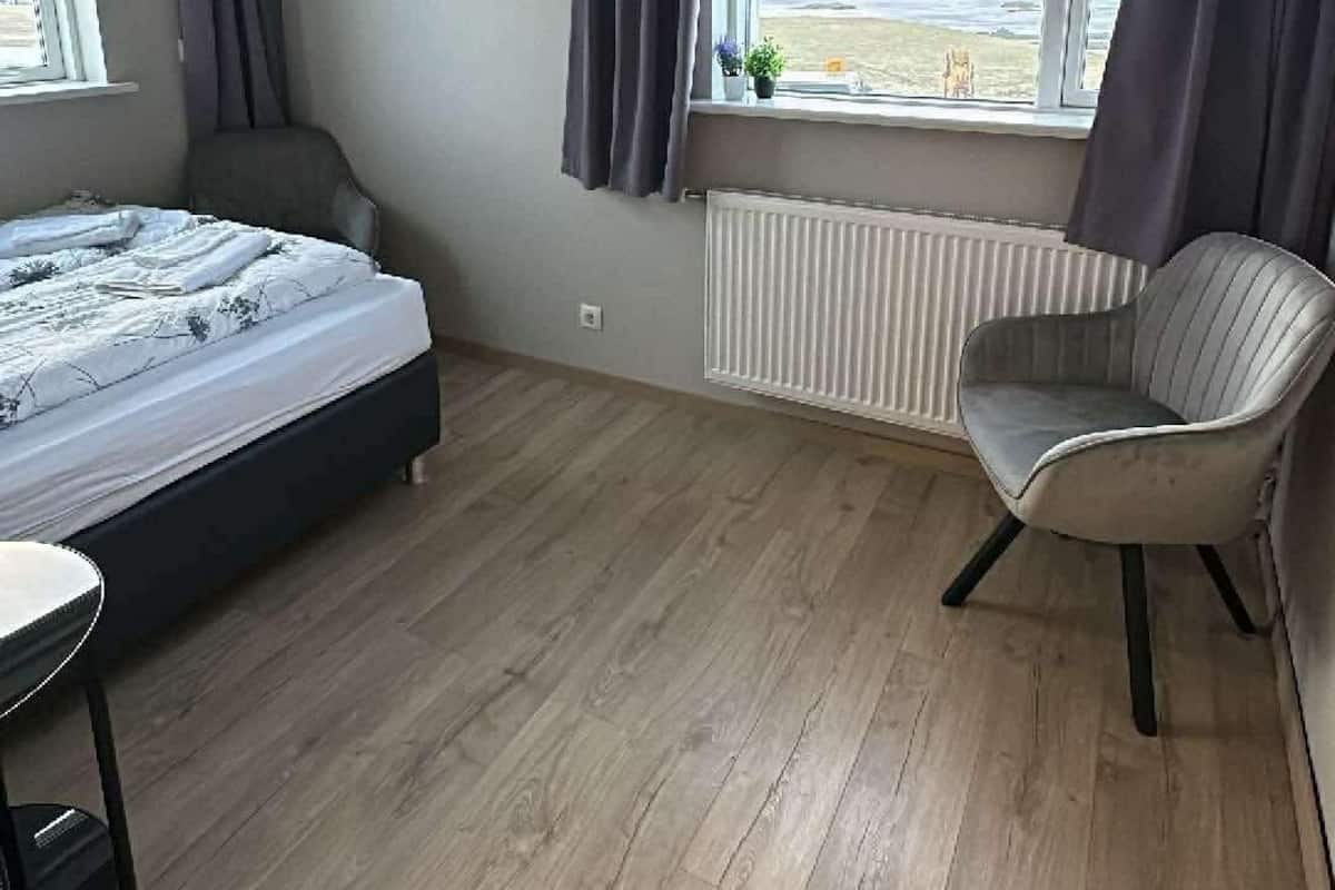 Dobbeltrom, delt bad | Skrivebord, blendingsgardiner og barnesenger (inkludert)