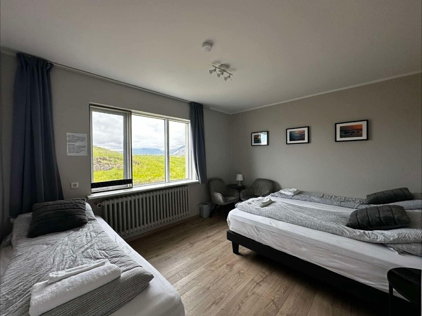 Kamar Triple, kamar mandi umum | Meja kerja, tirai kedap cahaya, dan tempat tidur bayi gratis