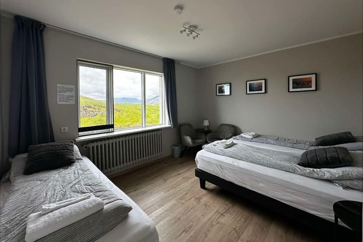 Kamar Triple, kamar mandi umum | Meja kerja, tirai kedap cahaya, dan tempat tidur bayi gratis