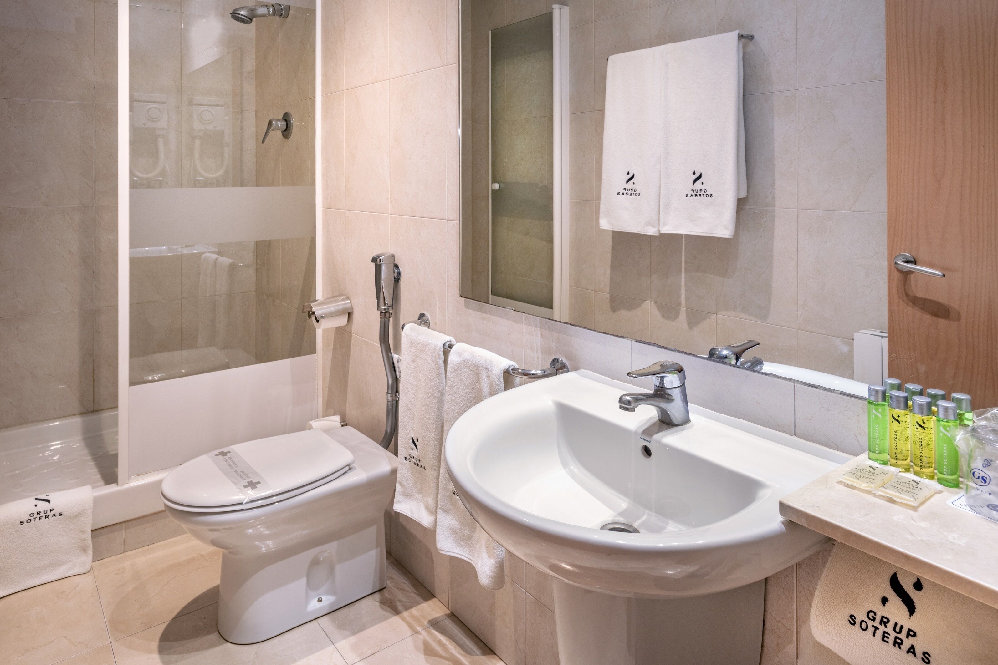 Une salle de bain moderne équipée de toilettes, d’un lavabo et d’une douche.