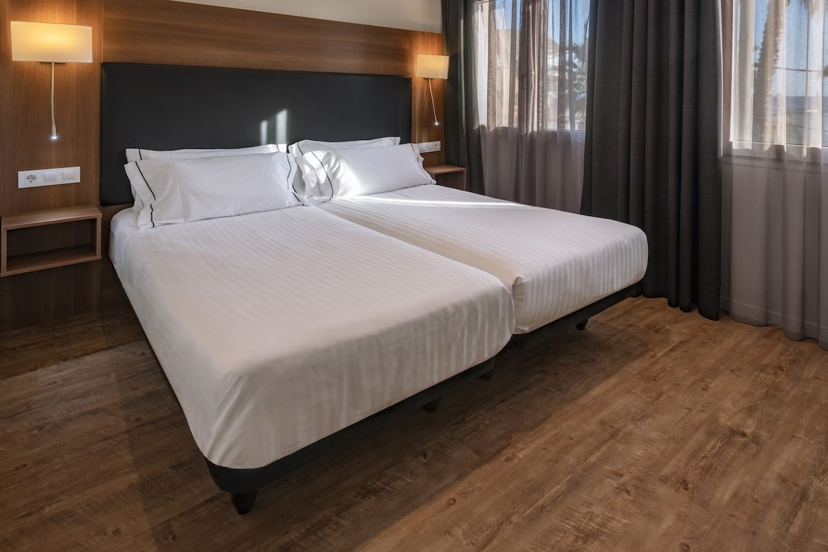 2 Schlafzimmer, schallisolierte Zimmer, Bügeleisen/Bügelbrett