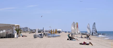 Una spiaggia nelle vicinanze