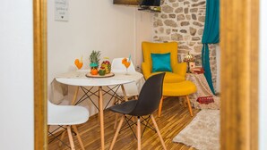 City Apartment, 1 Bedroom, City View | In-room dining - Golden Dream (Split)