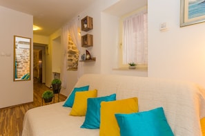 City Apartment, 1 Bedroom, City View | Living room - Golden Dream (Split)