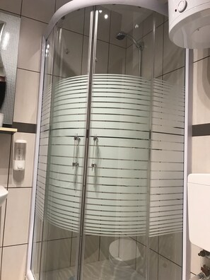 Apartamento, balcón | Baño | Ducha, secador de pelo, toallas y jabón