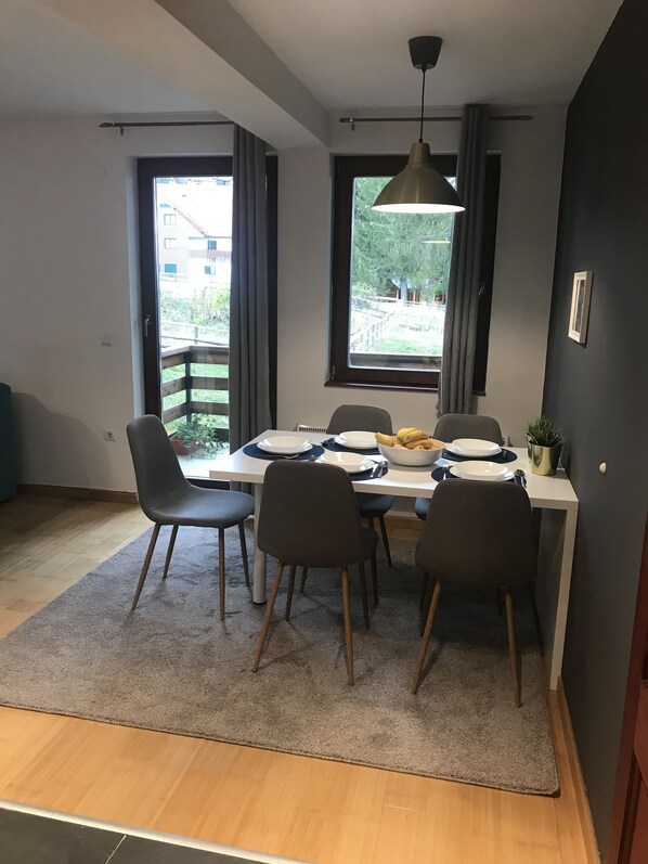 Apartment, Balcony | In-room dining