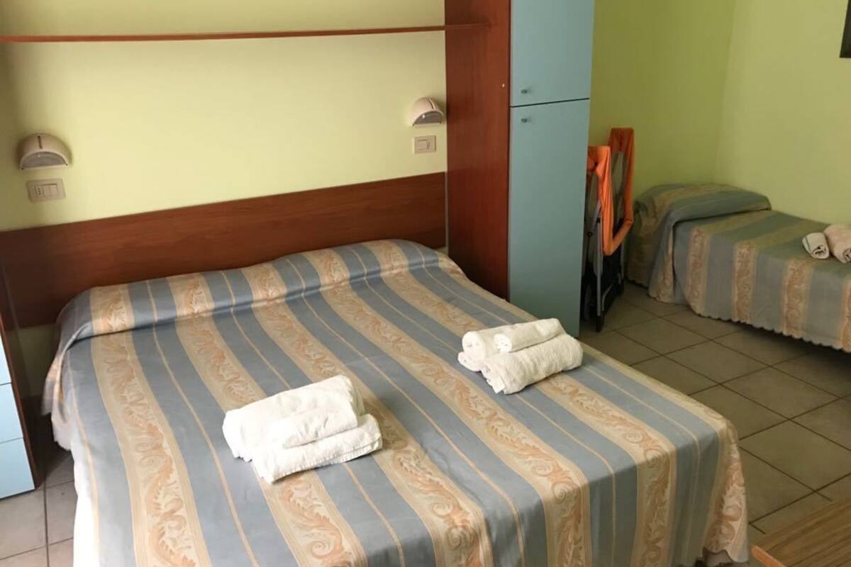 Habitació triple, 3 llits individuals | 1 dormitori, caixa forta a l'habitació i roba de llit 