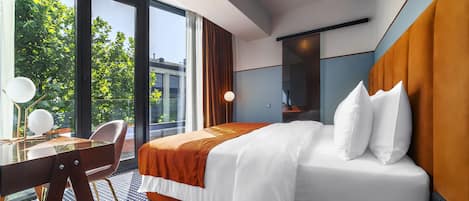 Kahden hengen huone, parveke | Ylelliset vuodevaatteet, minibaari, tallelokero huoneessa, työpöytä