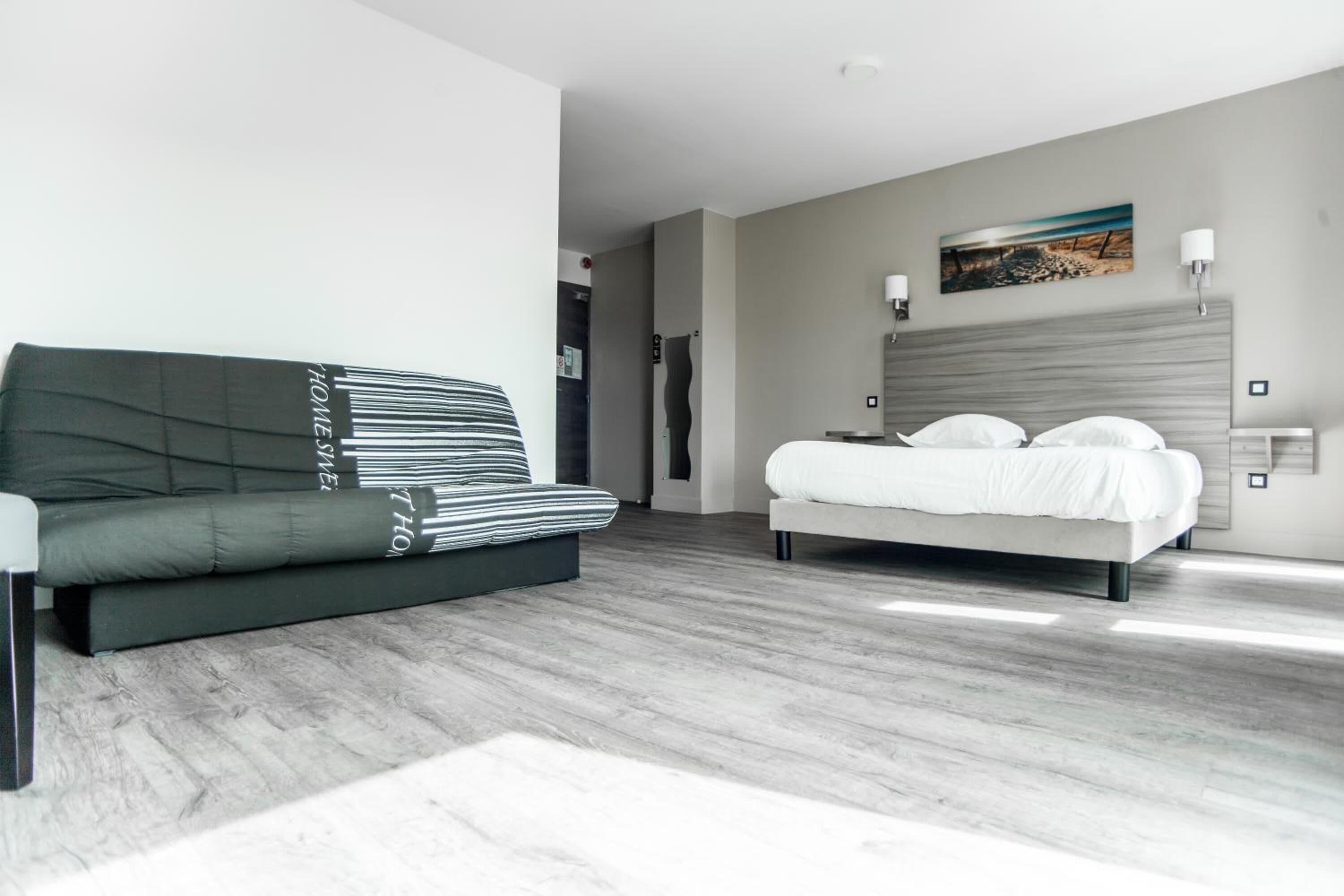 family room | 1 bedroom, premium bedding, individually decorated