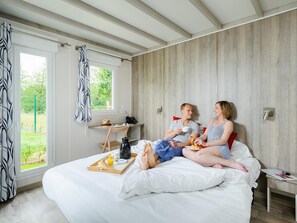 Cortinas opacas, cunas gratuitas, wifi gratis y ropa de cama