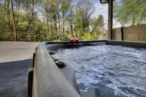 Blessed Mountain Acres  w/ Leather Recliners, Hot tub, Swing close to parkway