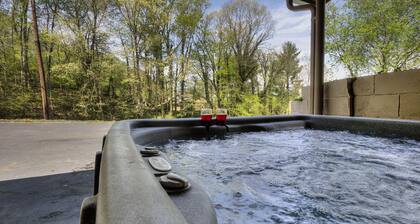 Blessed Mountain Acres w/ Leather Recliners, Hot tub, Swing close to parkway