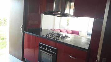 Vila, 4 kamar tidur, pemandangan kolam renang | Dapur pribadi | Lemari es besar, microwave, oven, dan kompor