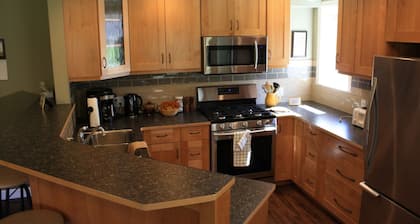 Meadowbrook Suite Deluxe 2 BDRM w / cour et bain Ă remous