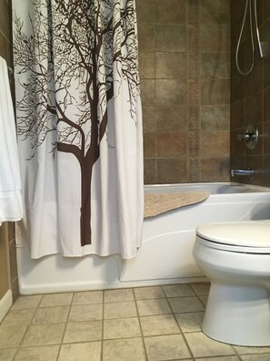 Badewanne, Haartrockner, Handtücher, Toilettenpapier