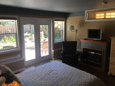 MeadowBrook Suite Deluxe 2 BDRM w/ Yard and Hot Tub