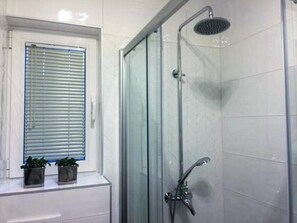 Luxury Apartment, Pool View | Bathroom shower - Sunny Estate (Nin)