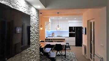 Full-sized fridge, microwave, oven, stovetop