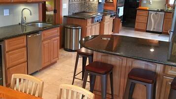 雪櫃、微波爐、焗爐、爐具