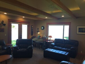 Televisor intel·ligent, llar de foc, reproductor de DVD i futbolí 