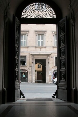 An open doorway leading to a street with a building in the background. - Hemeras Boutique House Aparthotel Pantheon (Rome)