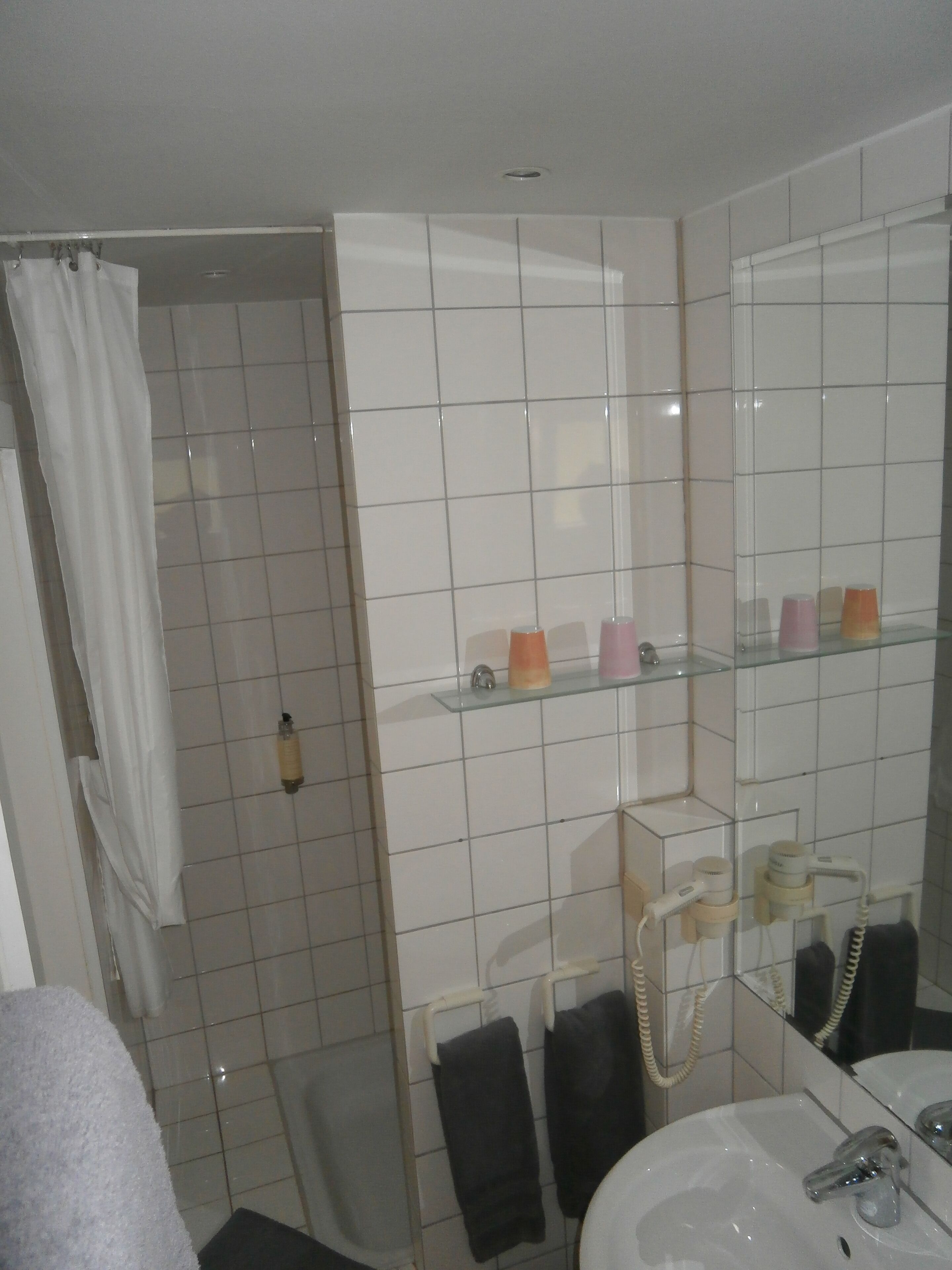 Douche, articles de toilette gratuits, sèche-cheveux
