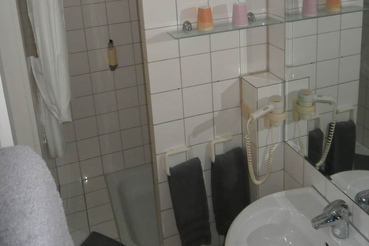 Ducha, artículos de tocador gratuitos, secador de pelo, toallas
