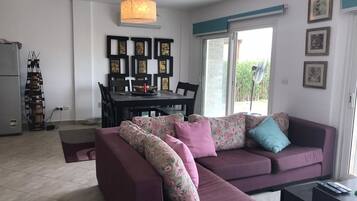 Apartment, 3 Bedrooms | Ruang tamu | TV skrin rata