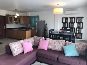 Departamento, 3 habitaciones | Área de sala de estar | Televisión de pantalla plana 