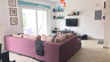 Apartment, 3 Bedrooms | Ruang tamu | TV skrin rata