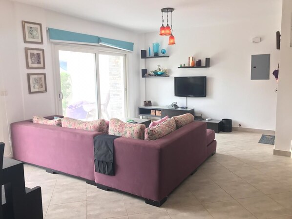 Huoneisto, 3 makuuhuonetta | Oleskelualue | Taulutelevisio