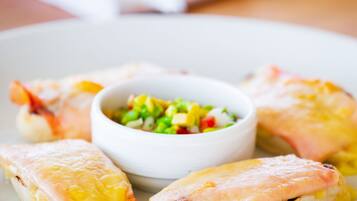 Daily cooked-to-order breakfast (MXN 10 per person)