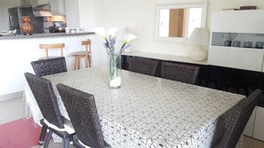 Appartement familial, 1 chambre | Repas dans la chambre