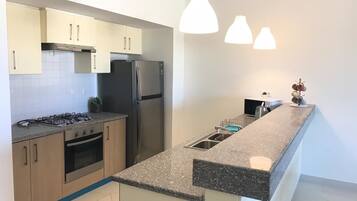Departamento, 1 habitación | Cocina privada | Refrigerador con congelador, microondas, horno y parrilla de estufa