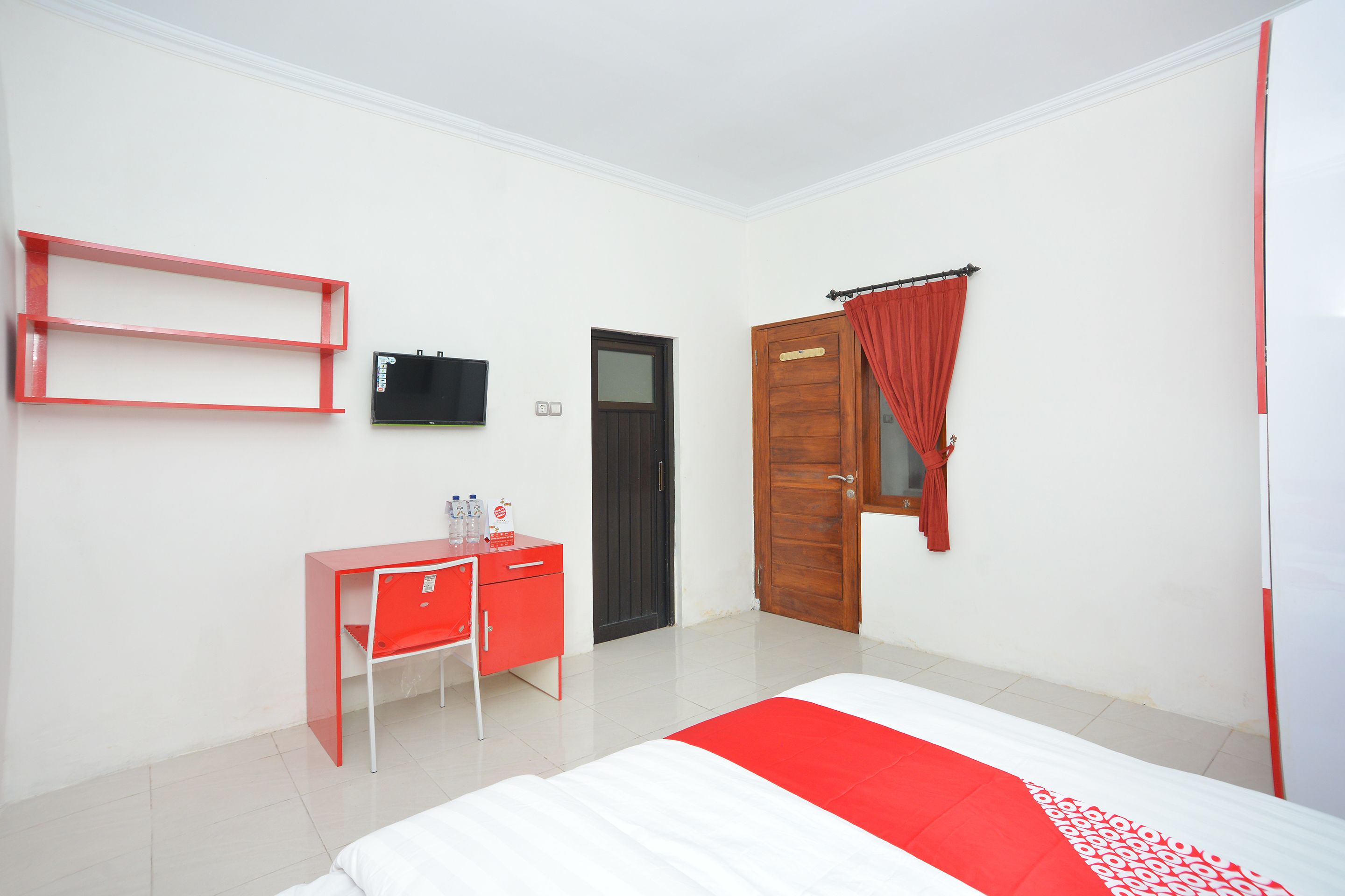 Une chambre à coucher avec un lit, un bureau et une chaise.