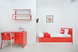 Escritorio, wifi gratis y ropa de cama 