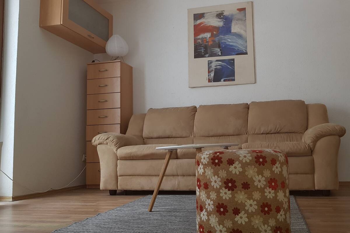 Apartment, Erdgeschoss (A1) | Wohnbereich | Flachbildfernseher