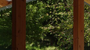A wooden deck with a white railing, overlooking a grassy area with trees. - Casa do Mosteiro (Xinzo de Limia)