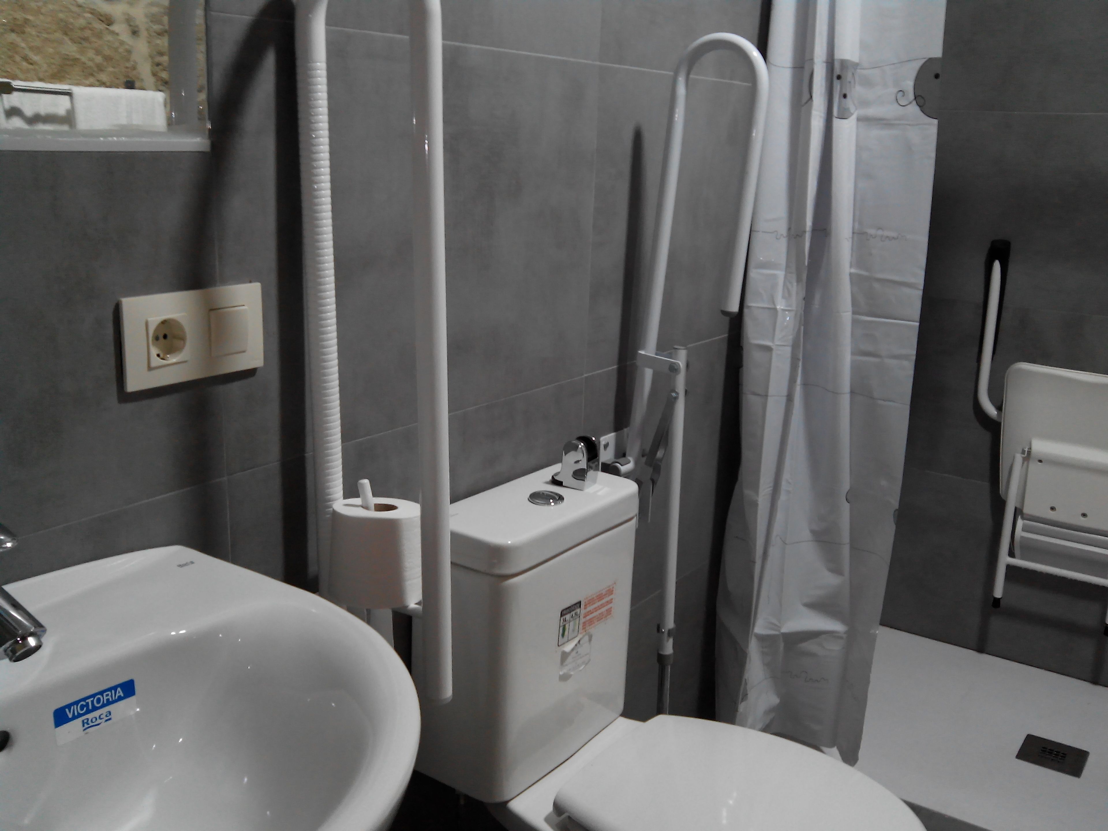 Un baño con lavabo, inodoro y ducha.