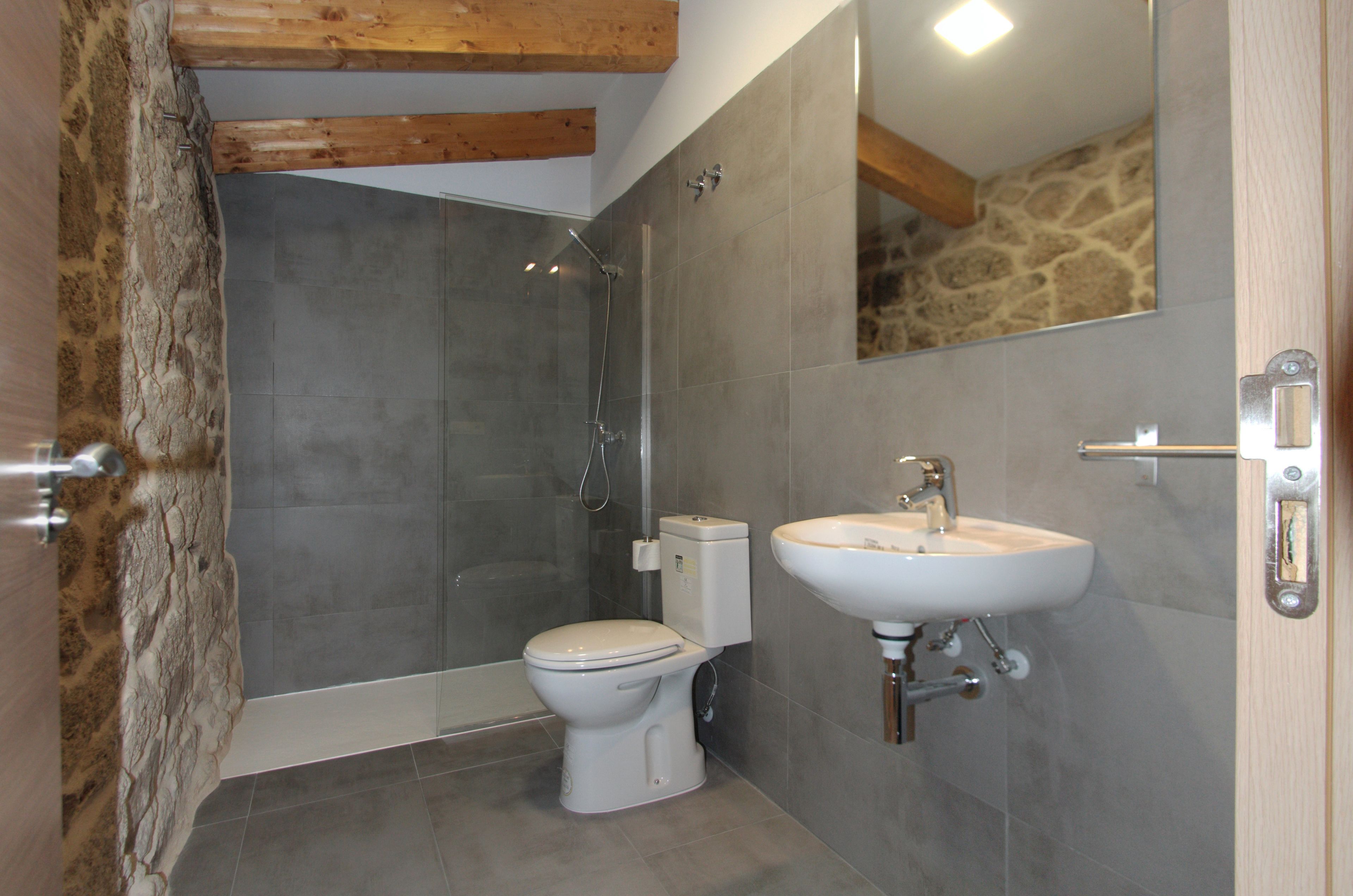 Articles de toilette gratuits, sèche-cheveux, serviettes fournies, savon