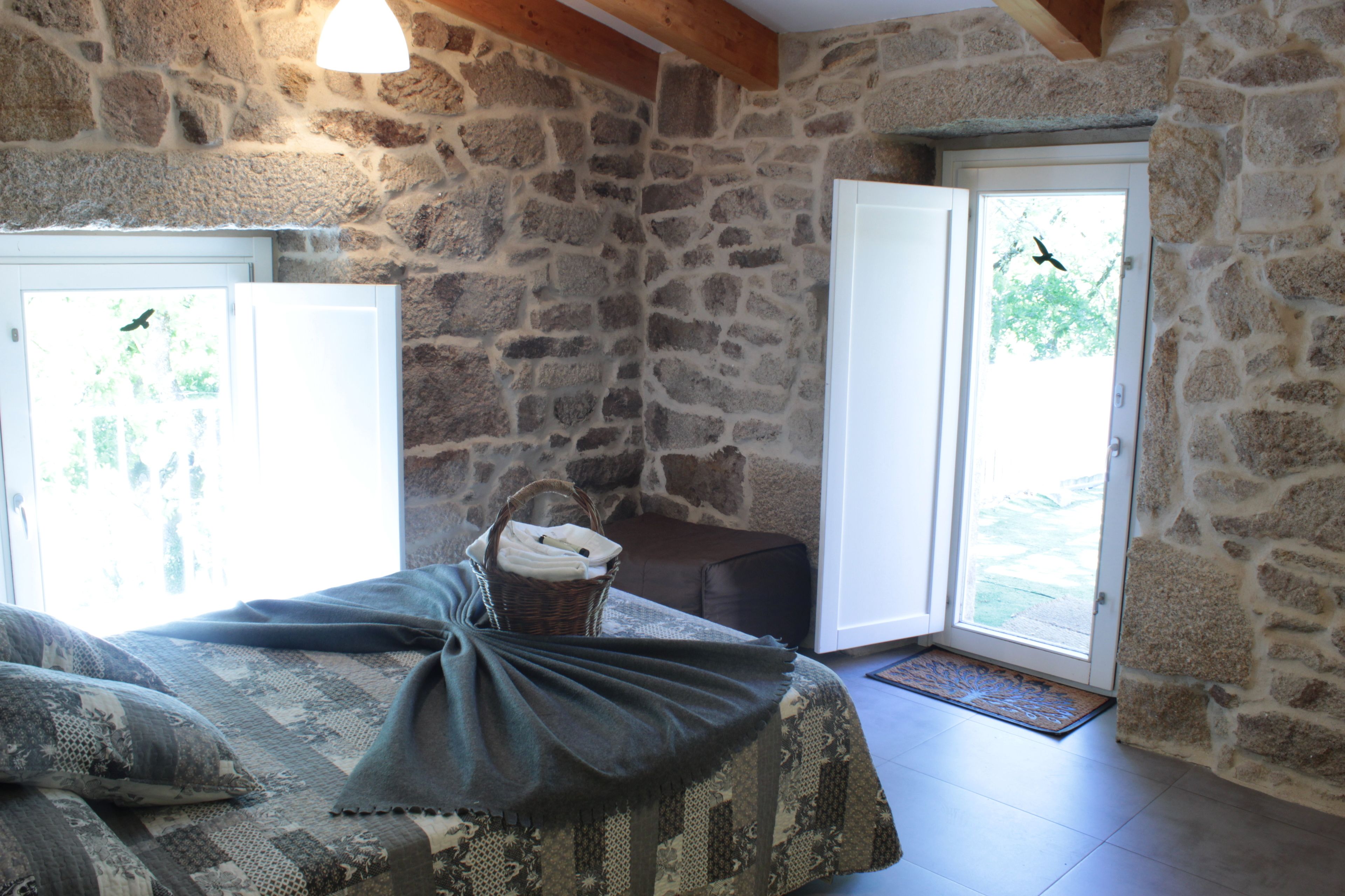 5 habitaciones, cubrecamas y colchones con efecto memoria 